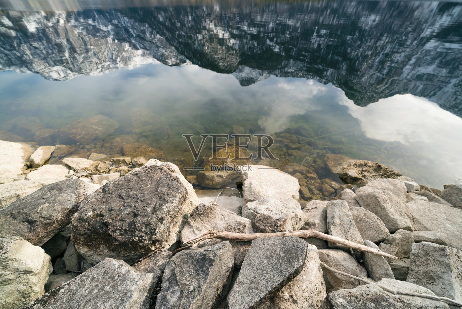 奥地利萨尔兹卡默古特的哈尔斯塔特湖，冬季照片摄影图片