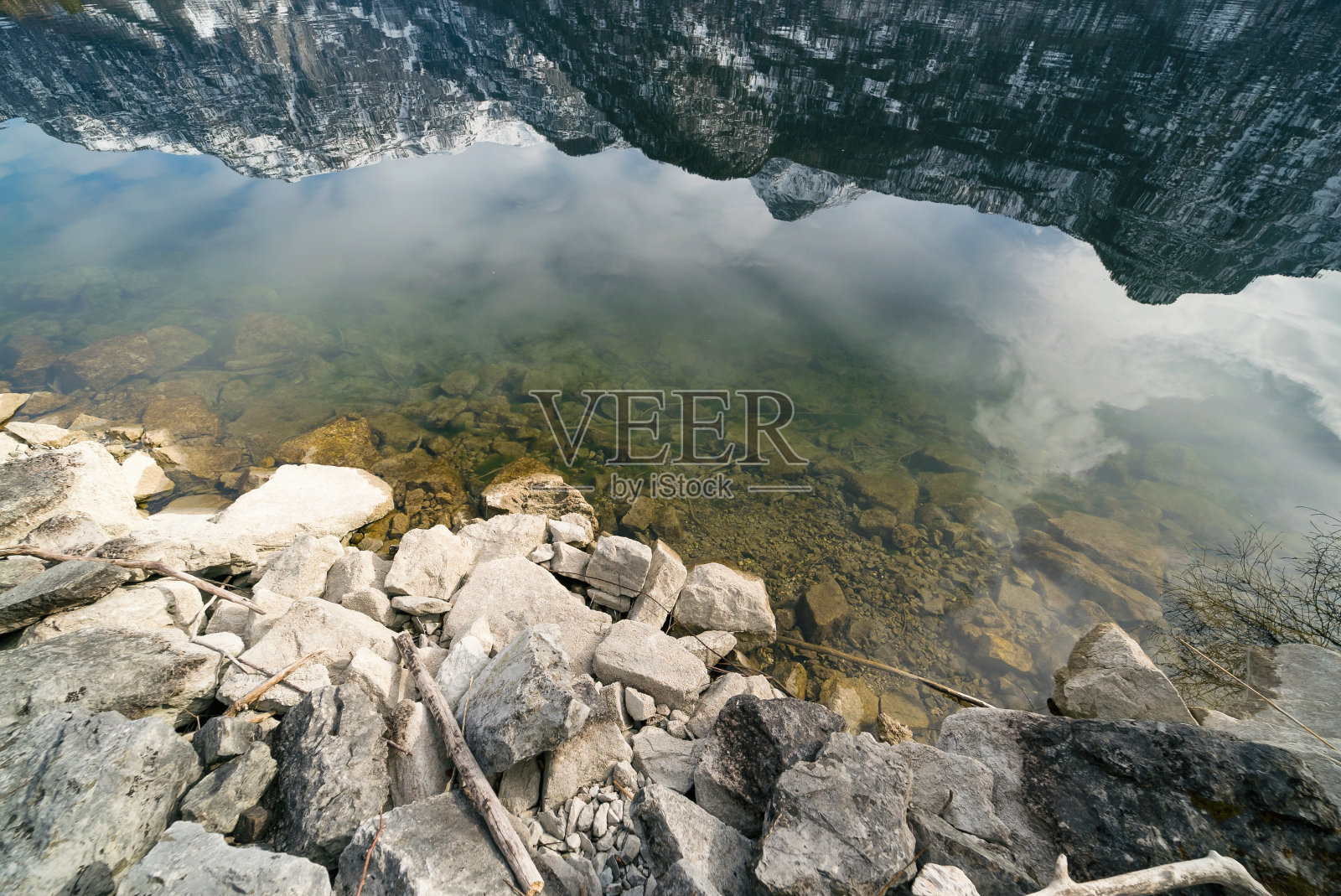 奥地利萨尔兹卡默古特的哈尔斯塔特湖，冬季照片摄影图片