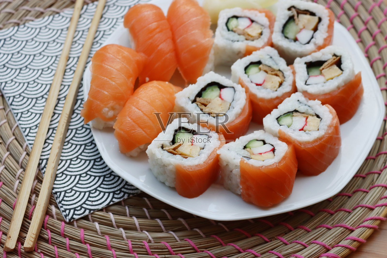 加州寿司卷配姜和筷子照片摄影图片