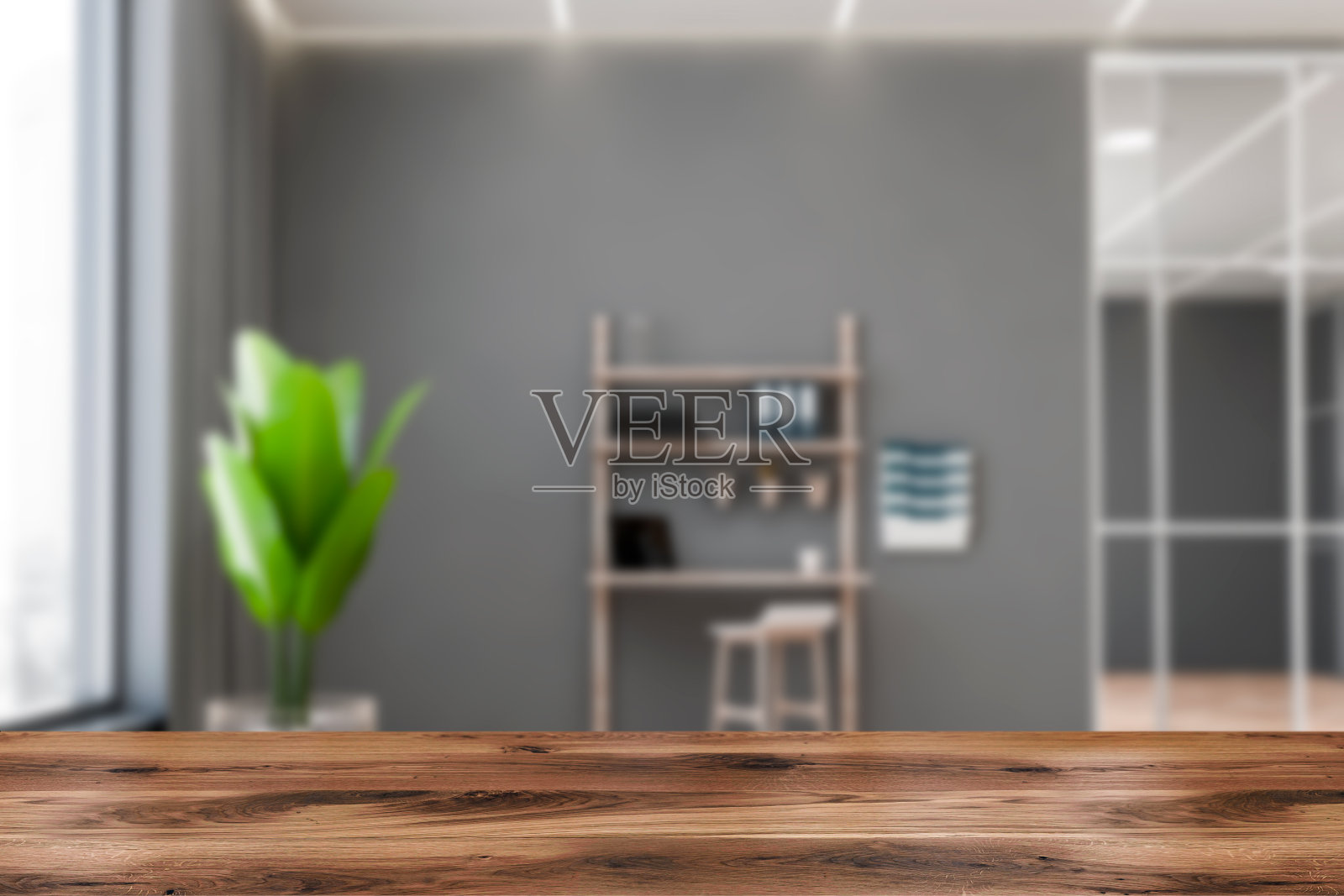 桌子在模糊的灰色家庭办公室与凳子照片摄影图片