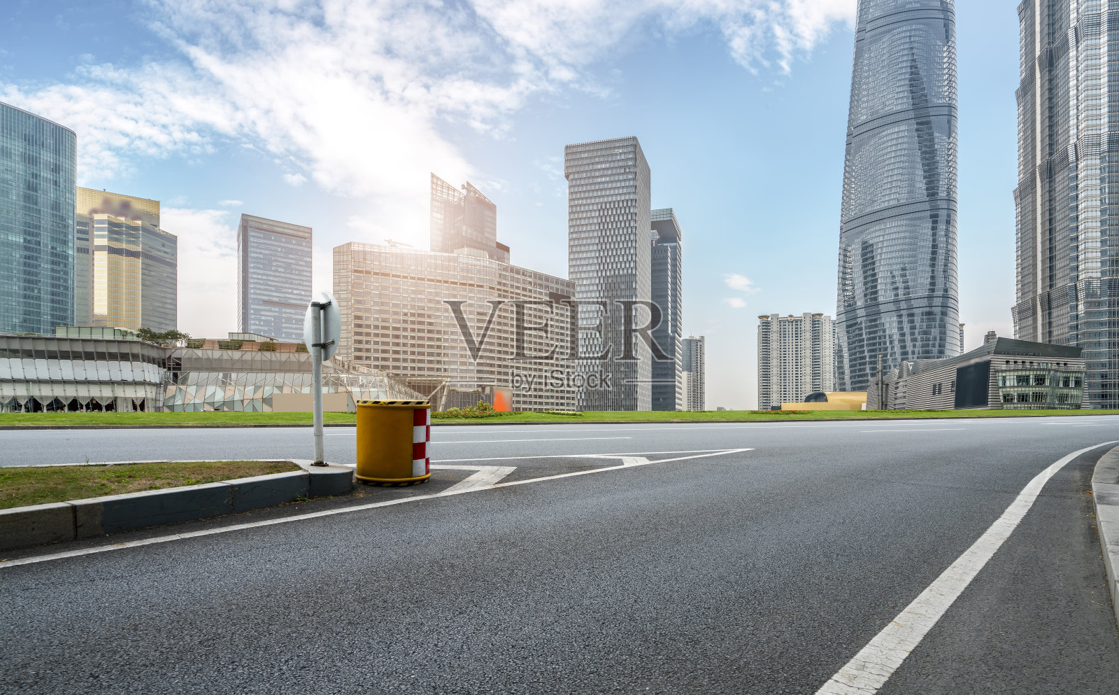 城市道路和现代建筑照片摄影图片