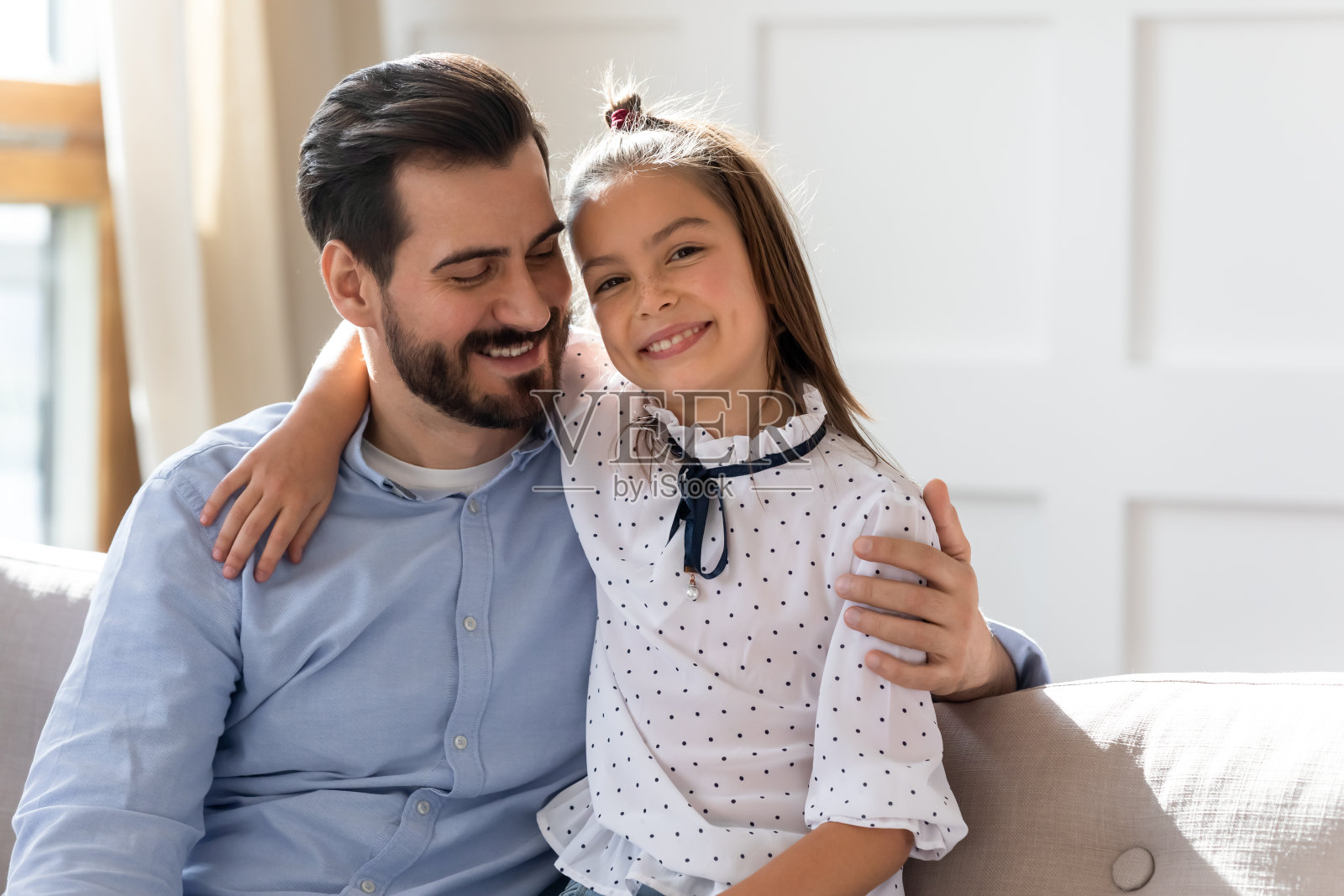 头像可爱的女孩拥抱慈爱的父亲照片摄影图片