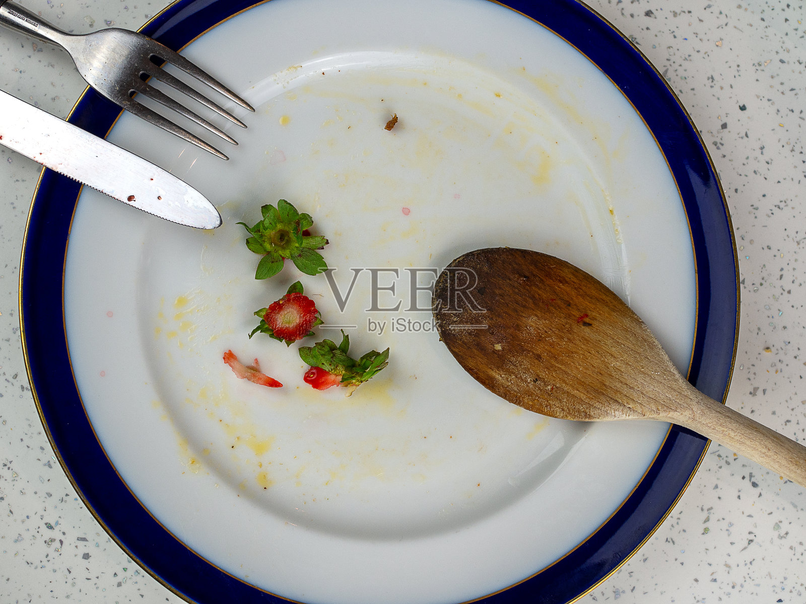 装有叉子和剩菜的肮脏餐盘照片摄影图片