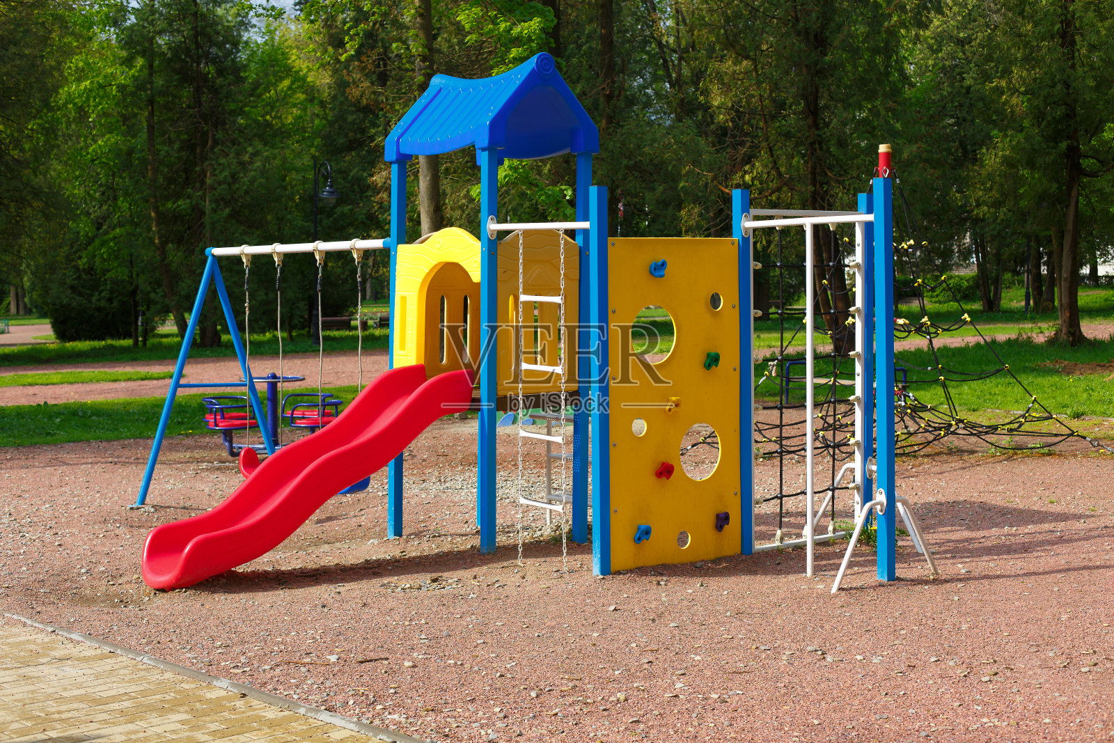 一个五彩缤纷的儿童游乐场，没有儿童。操场上没有孩子照片摄影图片