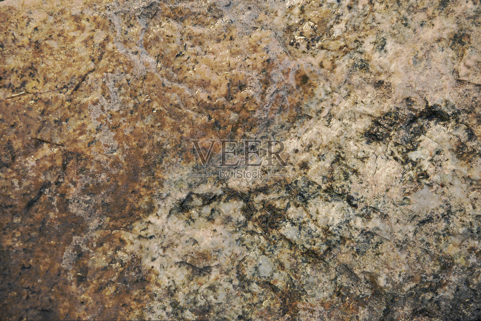 抽象的黑色石头背景。湿博尔德纹理。照片摄影图片