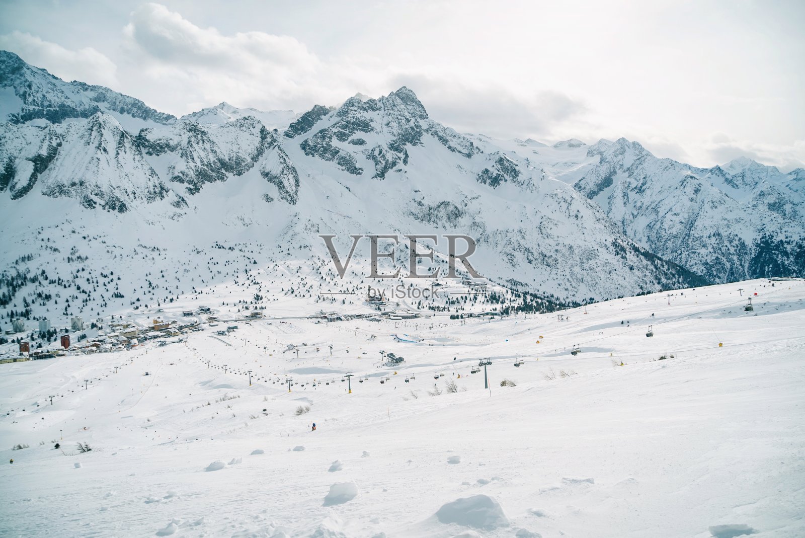 冬天在阳光明媚的山谷，阿达梅洛斯基，特伦蒂诺，阿尔普斯，意大利照片摄影图片