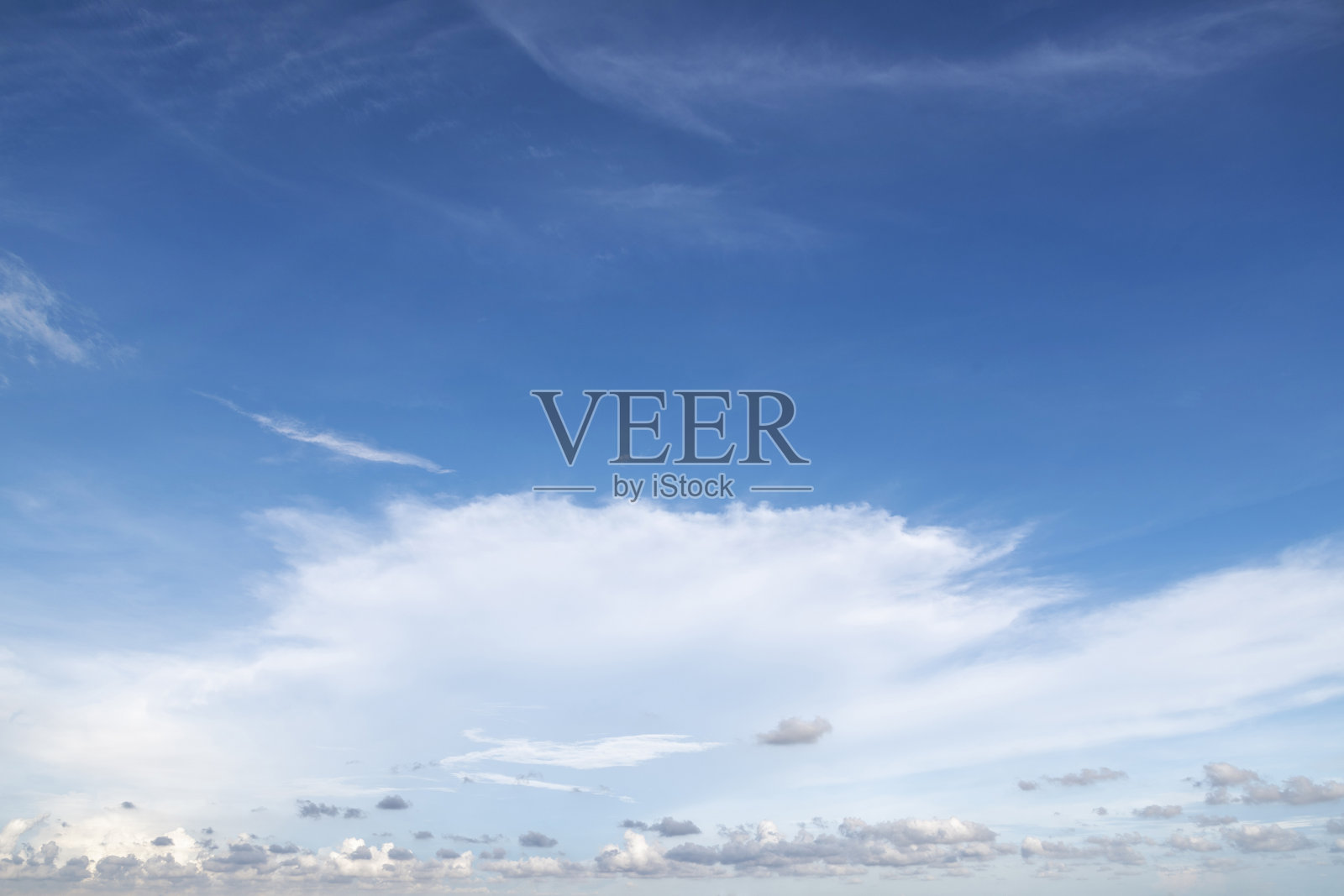 蓝色的天空和白色毛茸茸的小云彩的背景和图案照片摄影图片