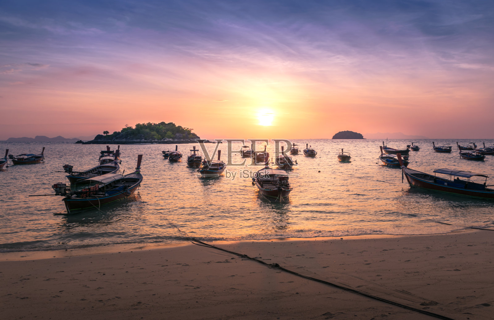 在泰国，亚洲，日出时，长尾船在海滩上的天空照片摄影图片