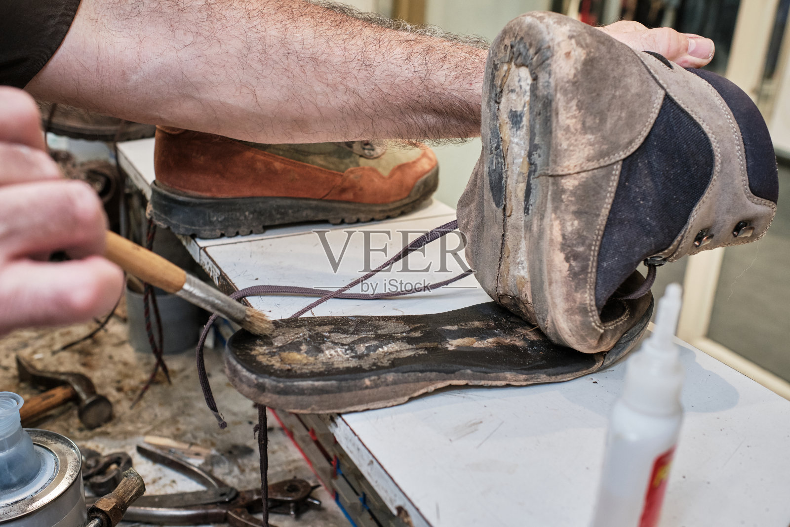 鞋匠在他的鞋店工作照片摄影图片