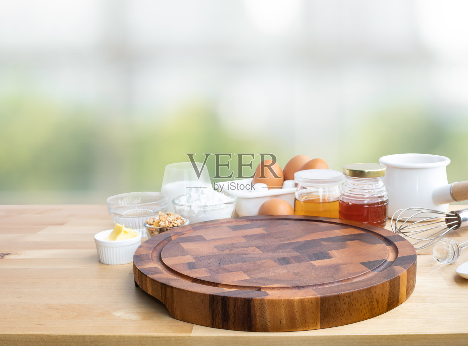 烹饪早餐食品或面包房的原料和复制空间的菜板在厨房的背景照片摄影图片