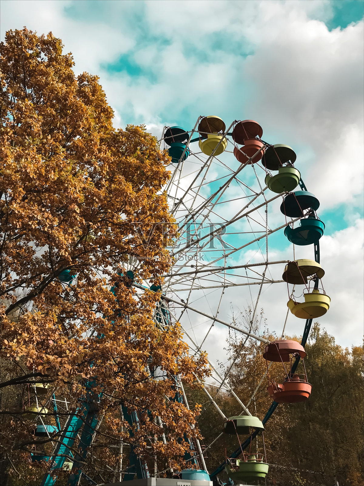 秋天在游乐园。摩天轮。照片摄影图片