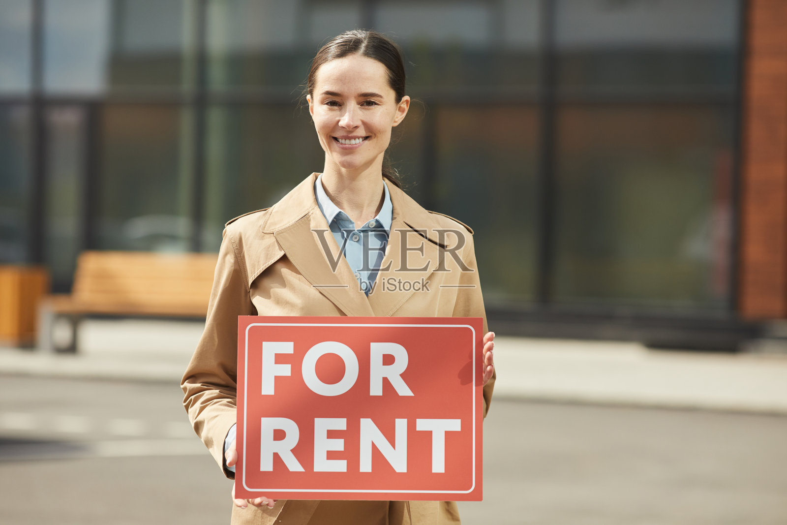持有出租标志的女性房地产经纪人照片摄影图片
