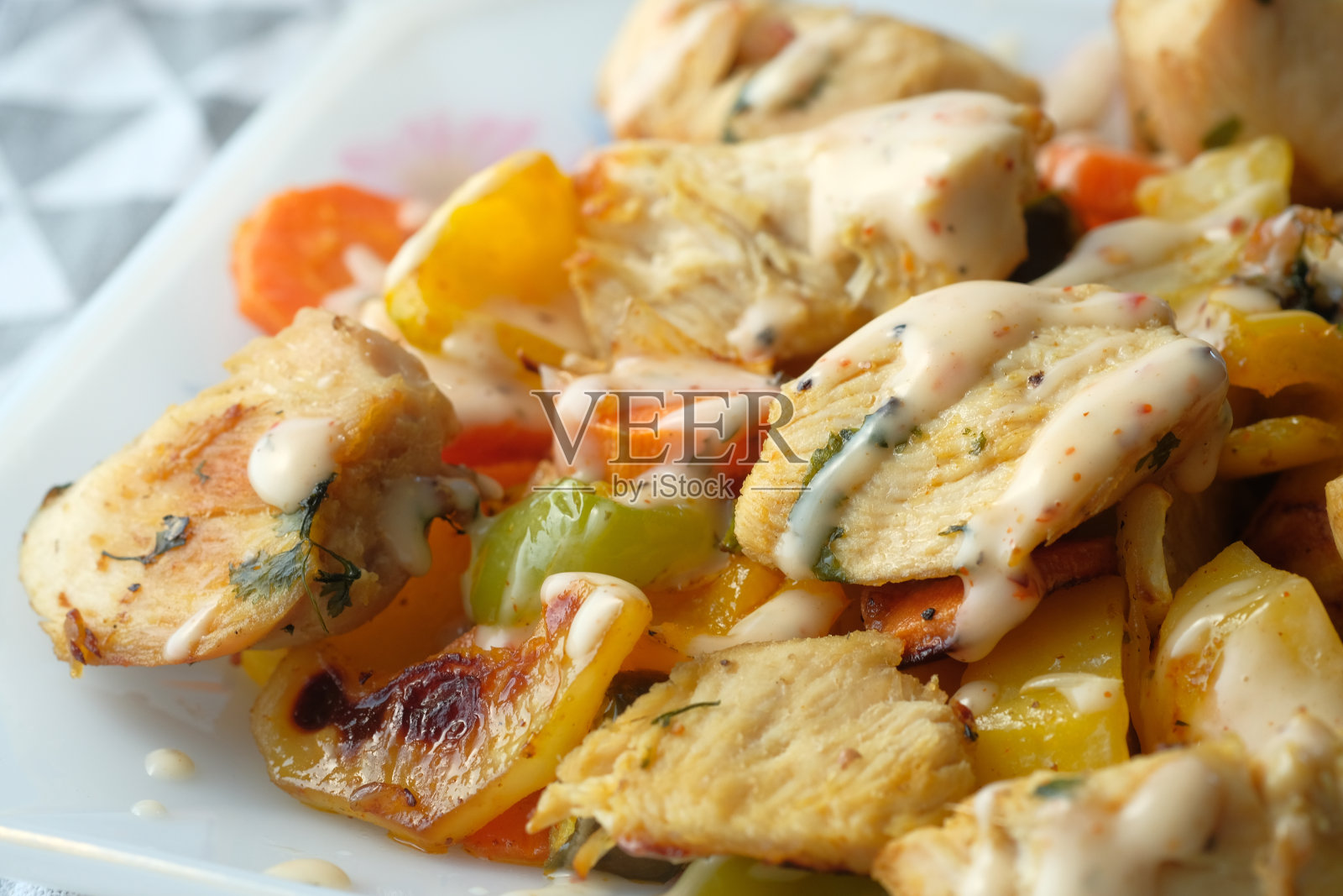 烤鸡胸肉，牛柳和新鲜蔬菜沙拉照片摄影图片