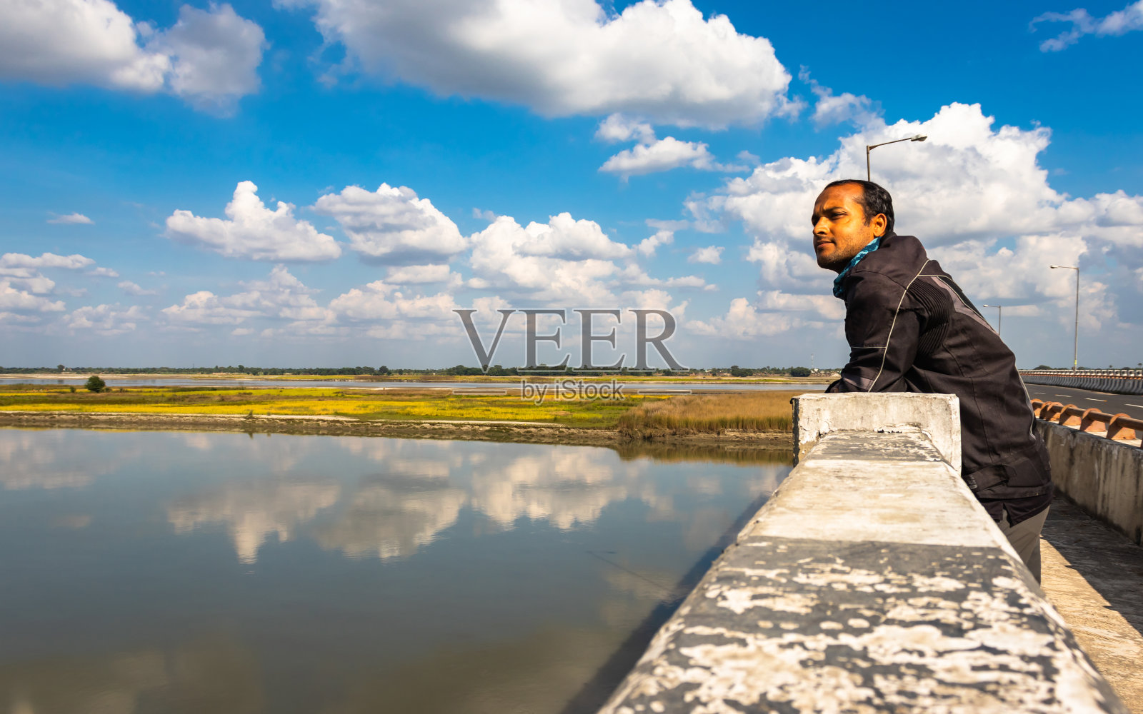 骑摩托车的人欣赏大自然的宁静之美照片摄影图片