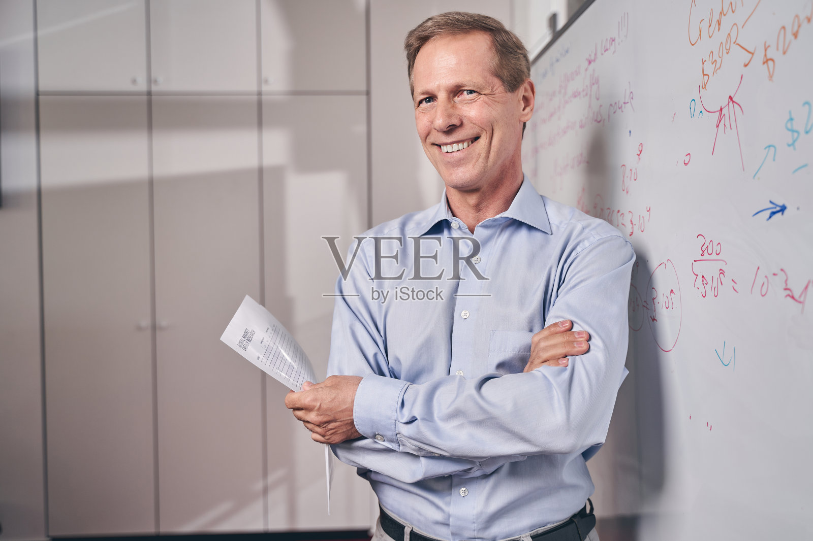 帅气男子在镜头前摆姿势的肖像照片摄影图片