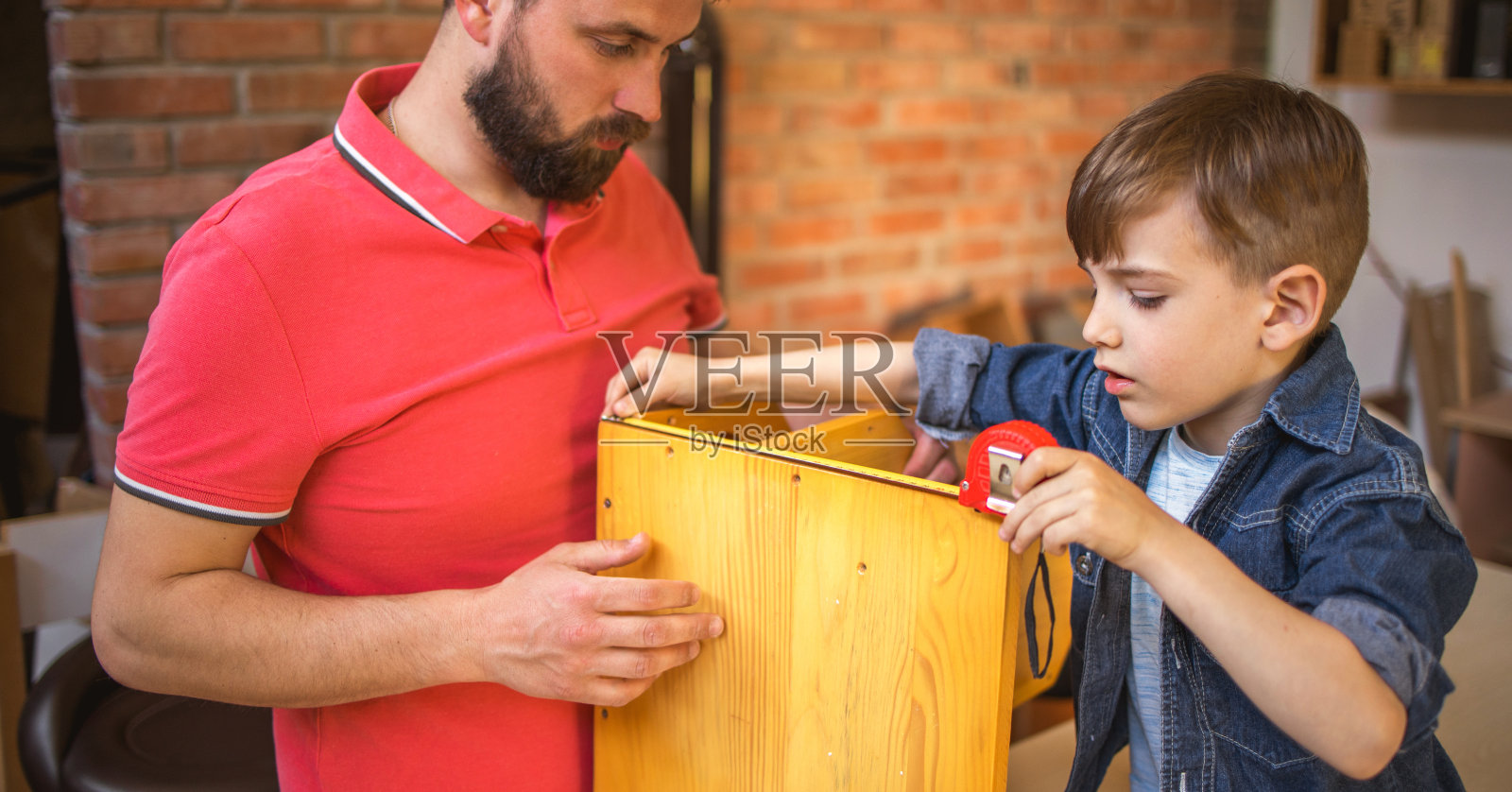 男孩在用卷尺照片摄影图片