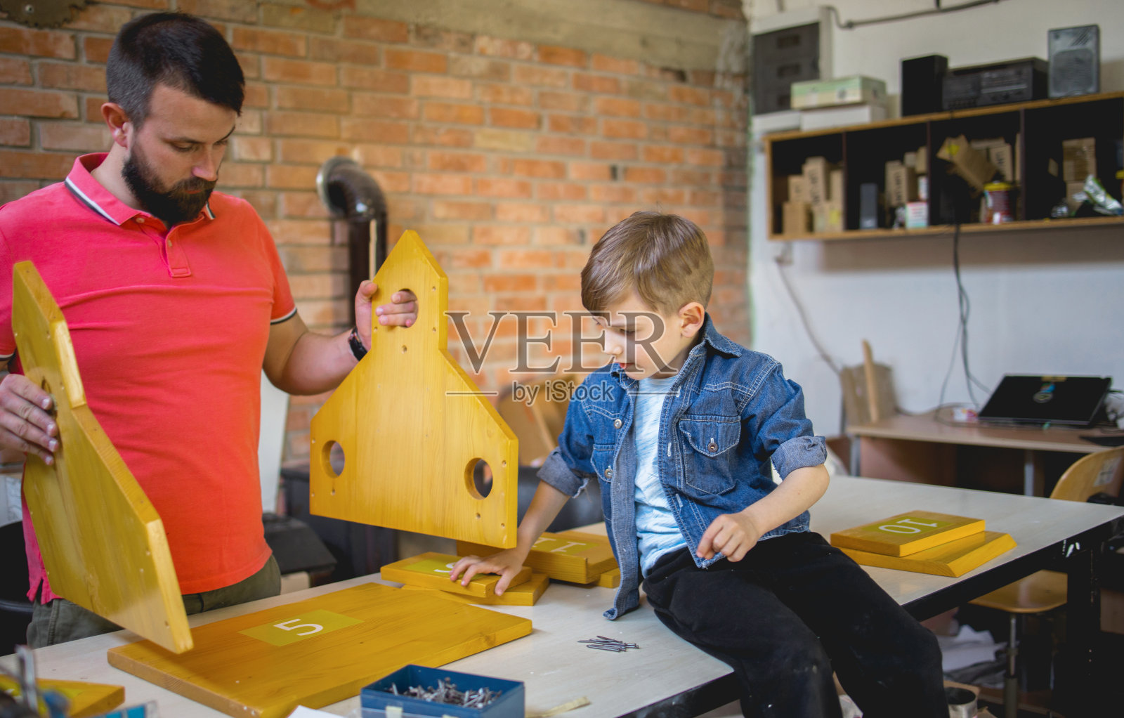 爸爸和儿子在做鸟窝照片摄影图片