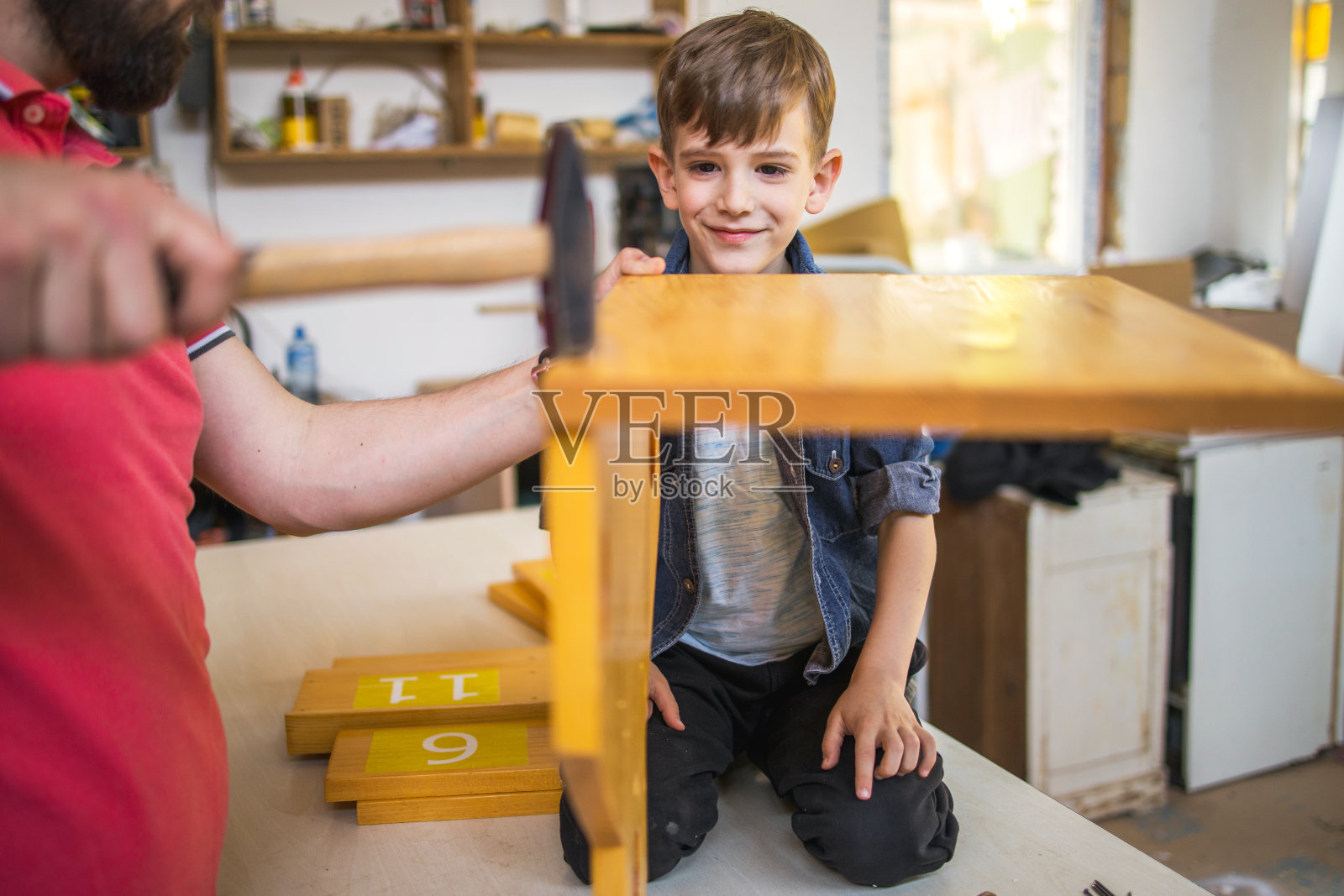 爸爸和儿子在做鸟窝照片摄影图片
