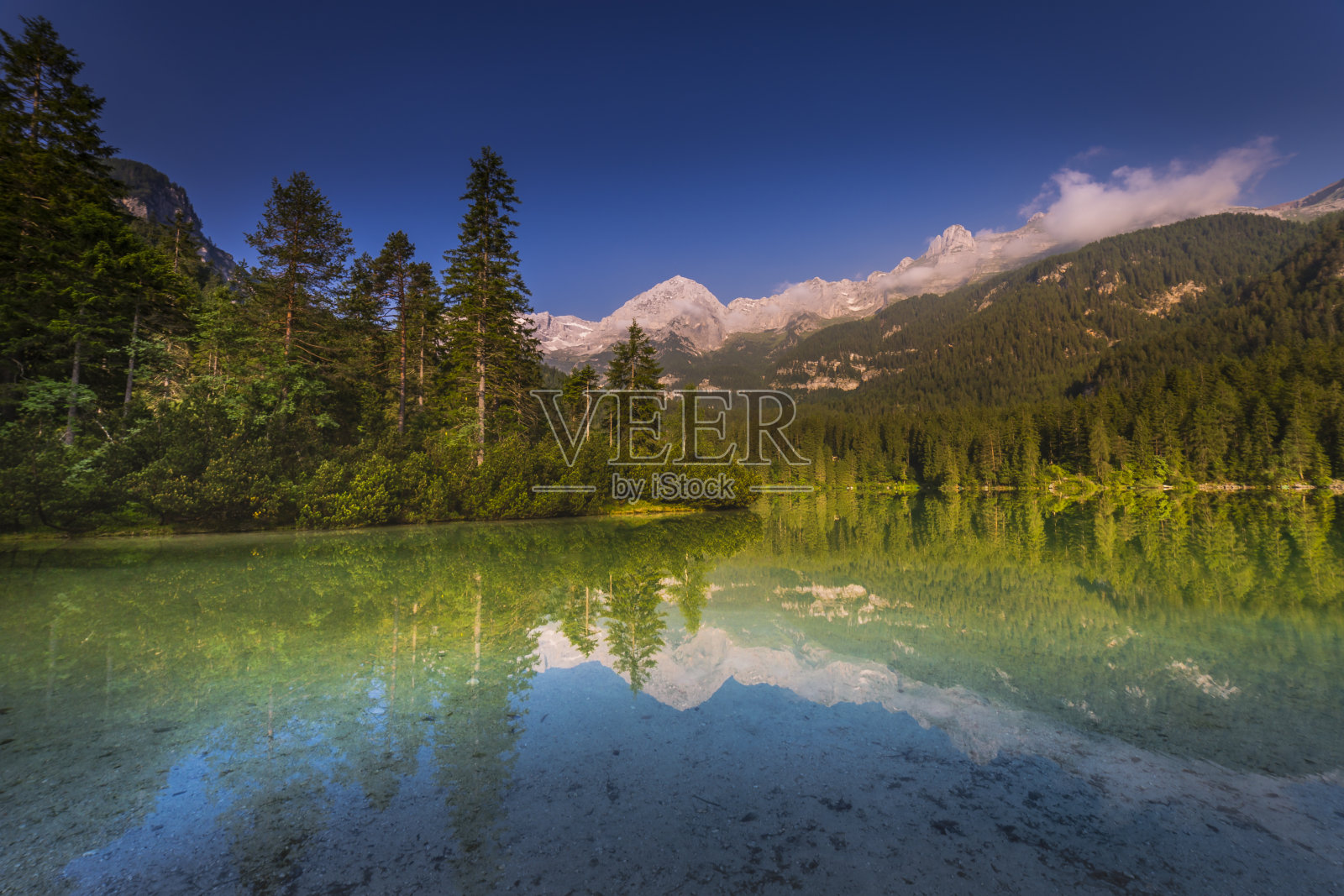 翡翠湖托维尔反射，长时间暴露在日出-特伦蒂诺，白云石-意大利照片摄影图片