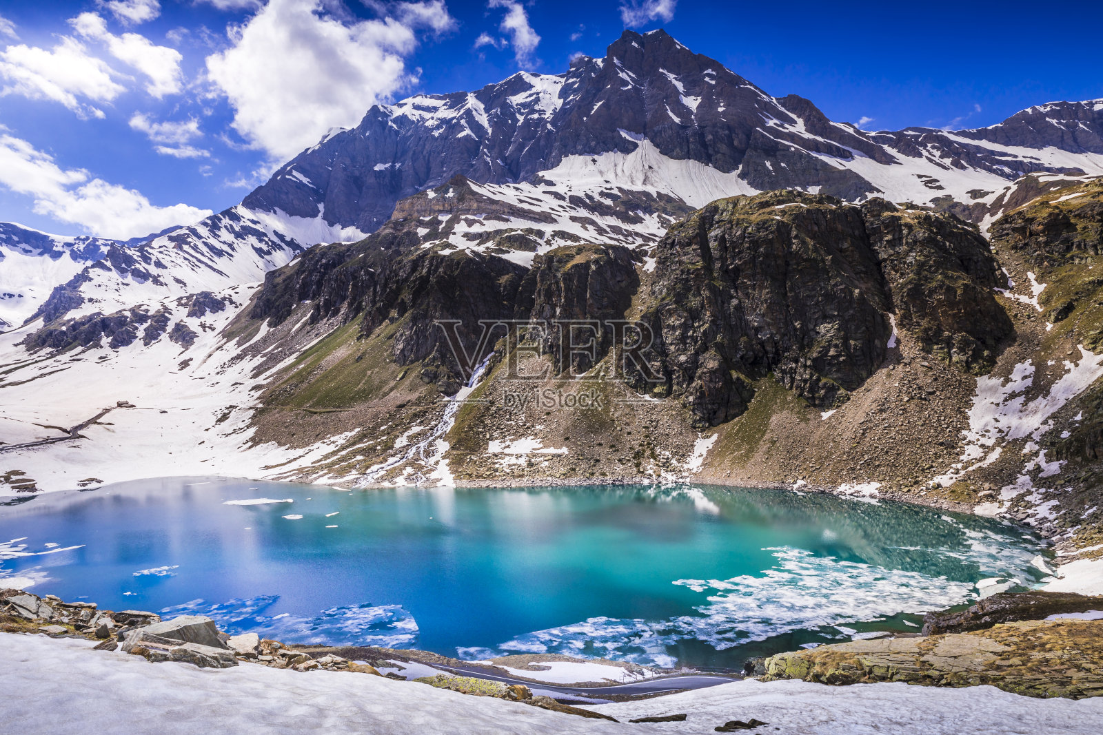 意大利格兰帕拉迪索，冰雪覆盖的阿涅尔湖正在融化照片摄影图片