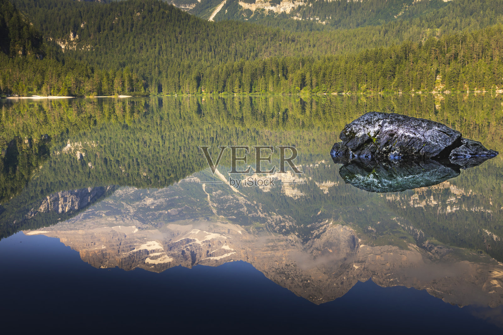 飘渺的湖托维尔景观和巨石，长时间暴露-特伦蒂诺，白云石-意大利照片摄影图片