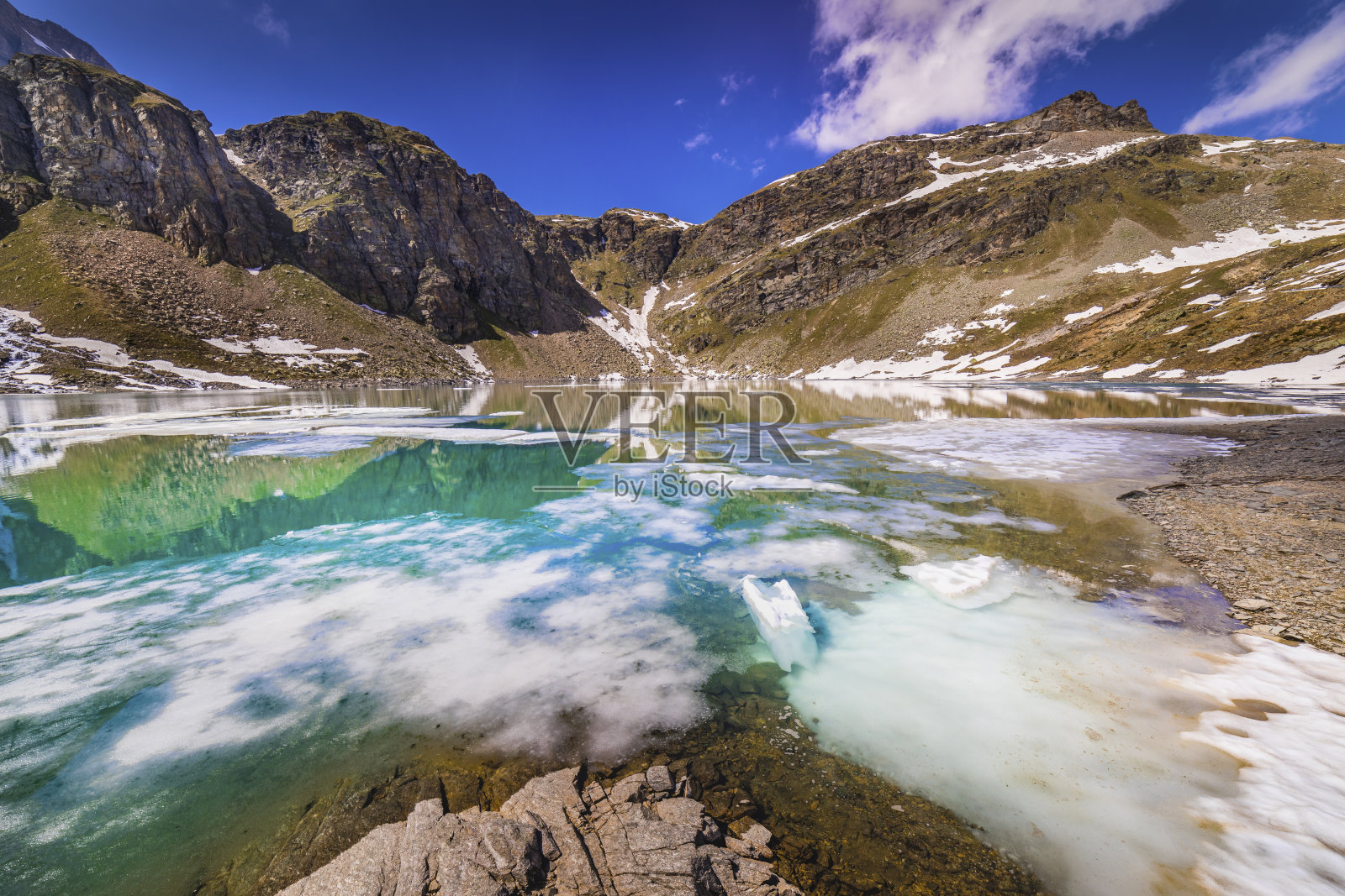正在融化的阿格内尔湖之间的高山景观-格兰帕拉迪索，意大利照片摄影图片
