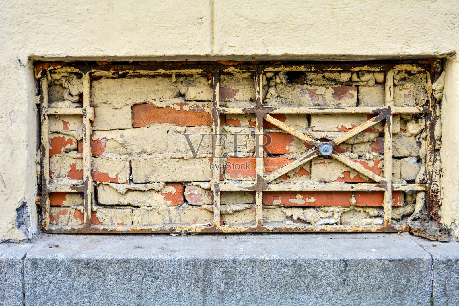 地下室砖砌窗户，古色古香的红砖墙，古色古香的铸铁格子照片摄影图片