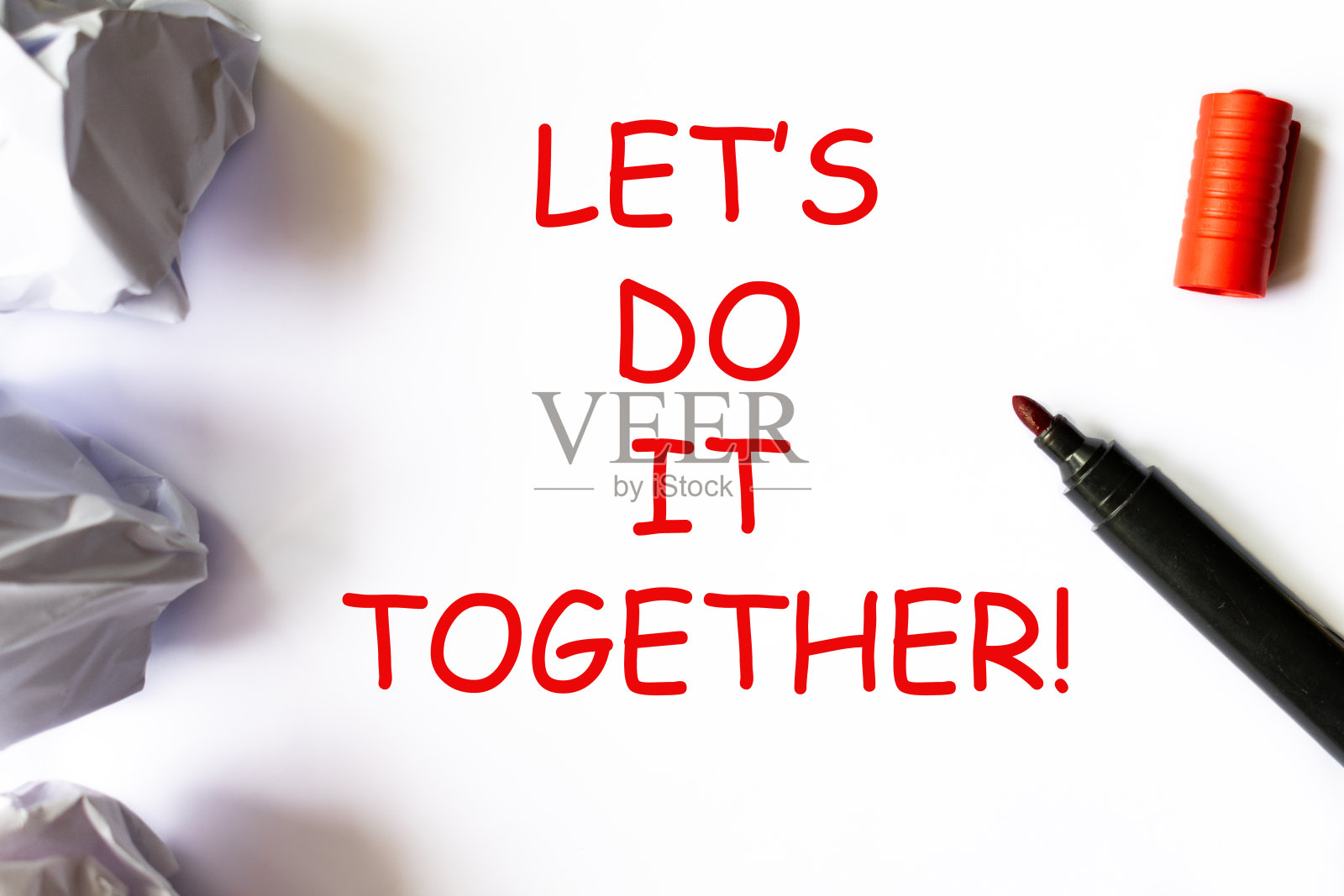 让我们一起做一个白色背景的红色高亮文本。创业或关系概念。照片摄影图片