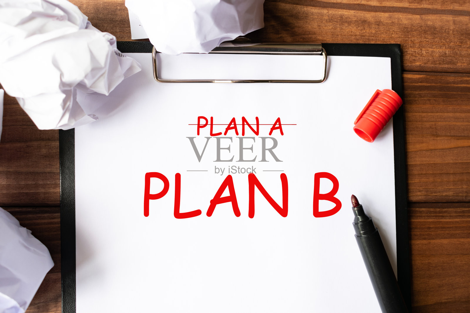 划掉A计划，在白纸上写下B计划。经营理念。照片摄影图片