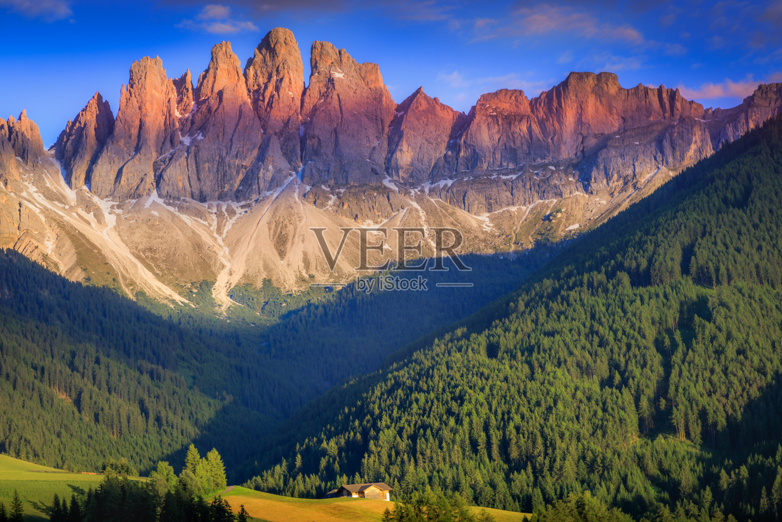 意大利Dolomites阿尔卑斯山脉，日落时田园诗般的圣玛格达莱纳尖峰景观照片摄影图片