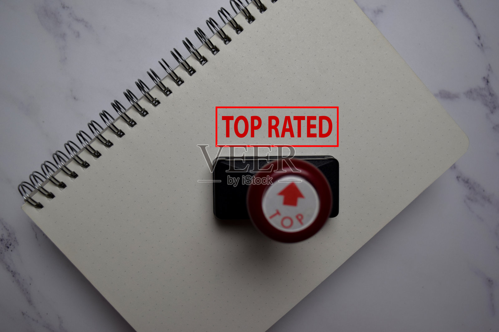 靠近红色处理橡胶Stamper和文本最高评级孤立在白色背景。照片摄影图片