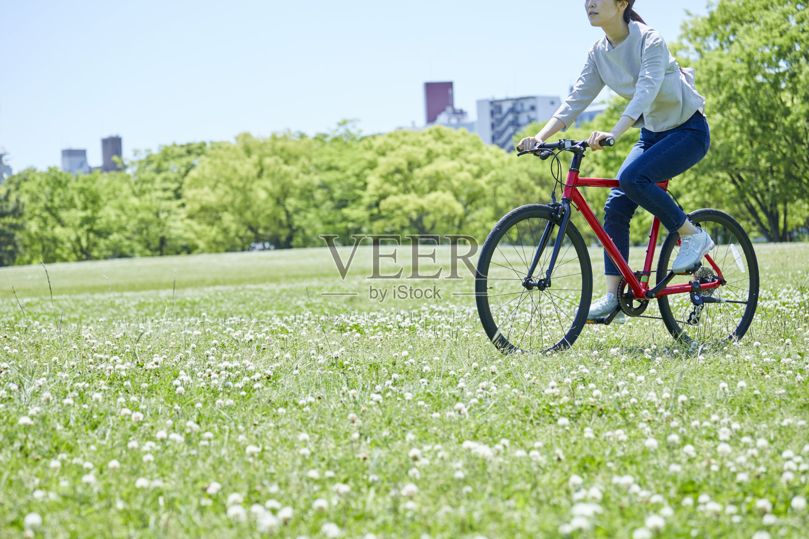年轻女子喜欢在假日骑自行车照片摄影图片
