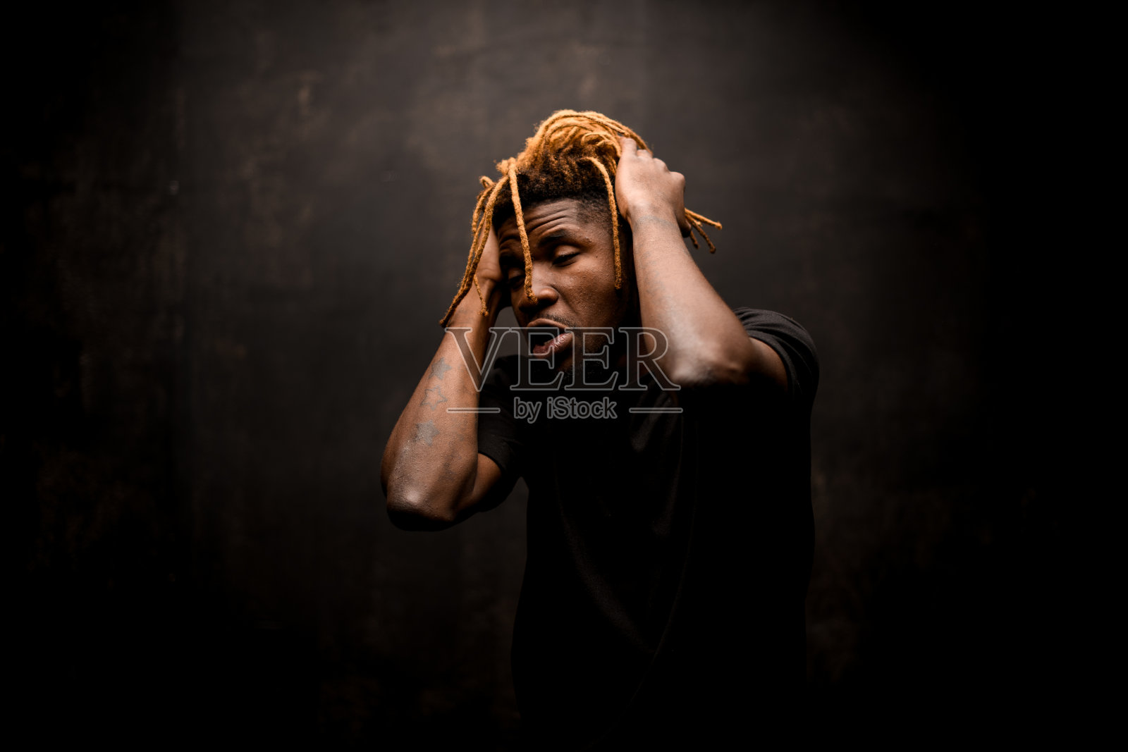 年轻人闭着眼睛抬着头照片摄影图片