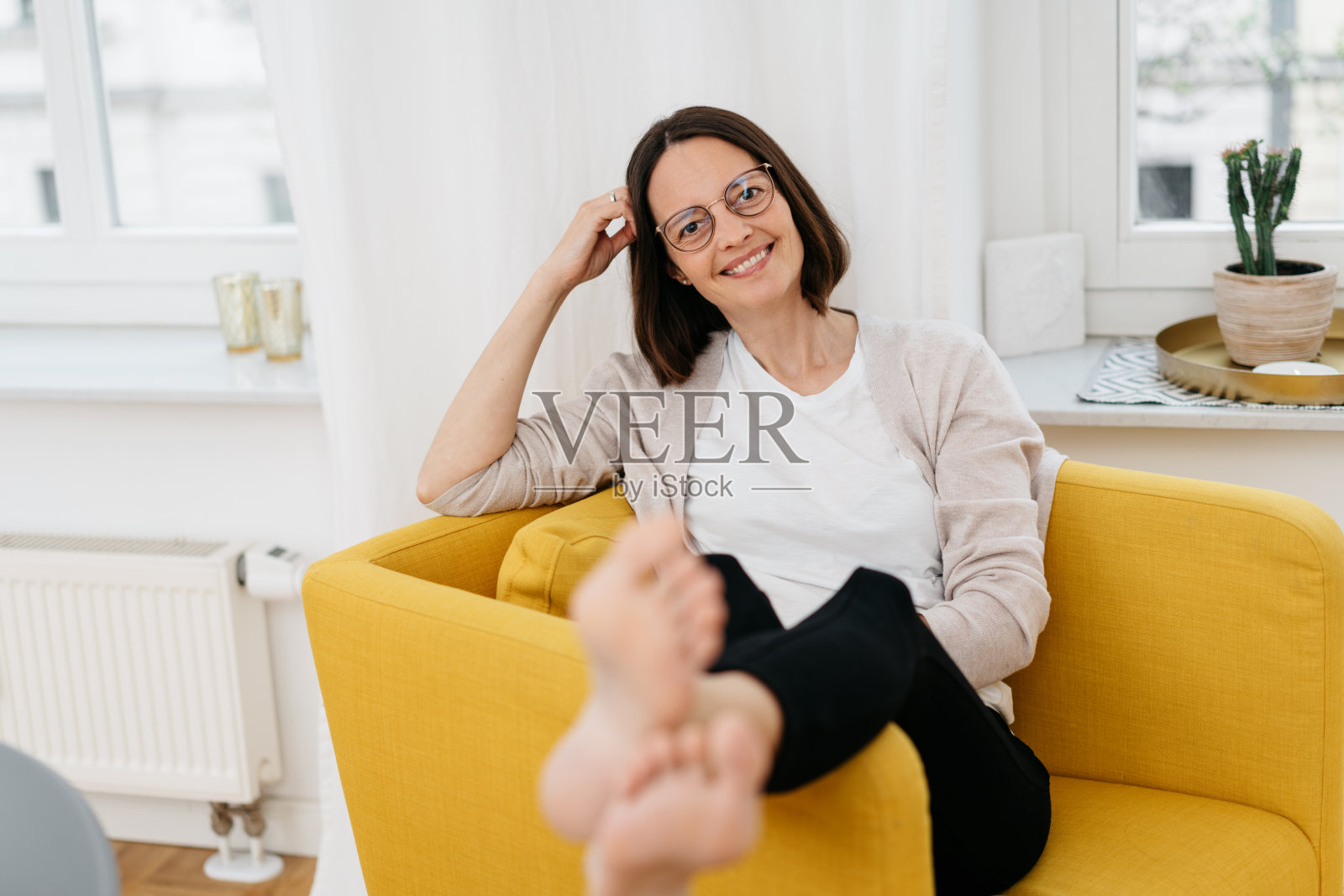 迷人的中年妇女在家放松照片摄影图片