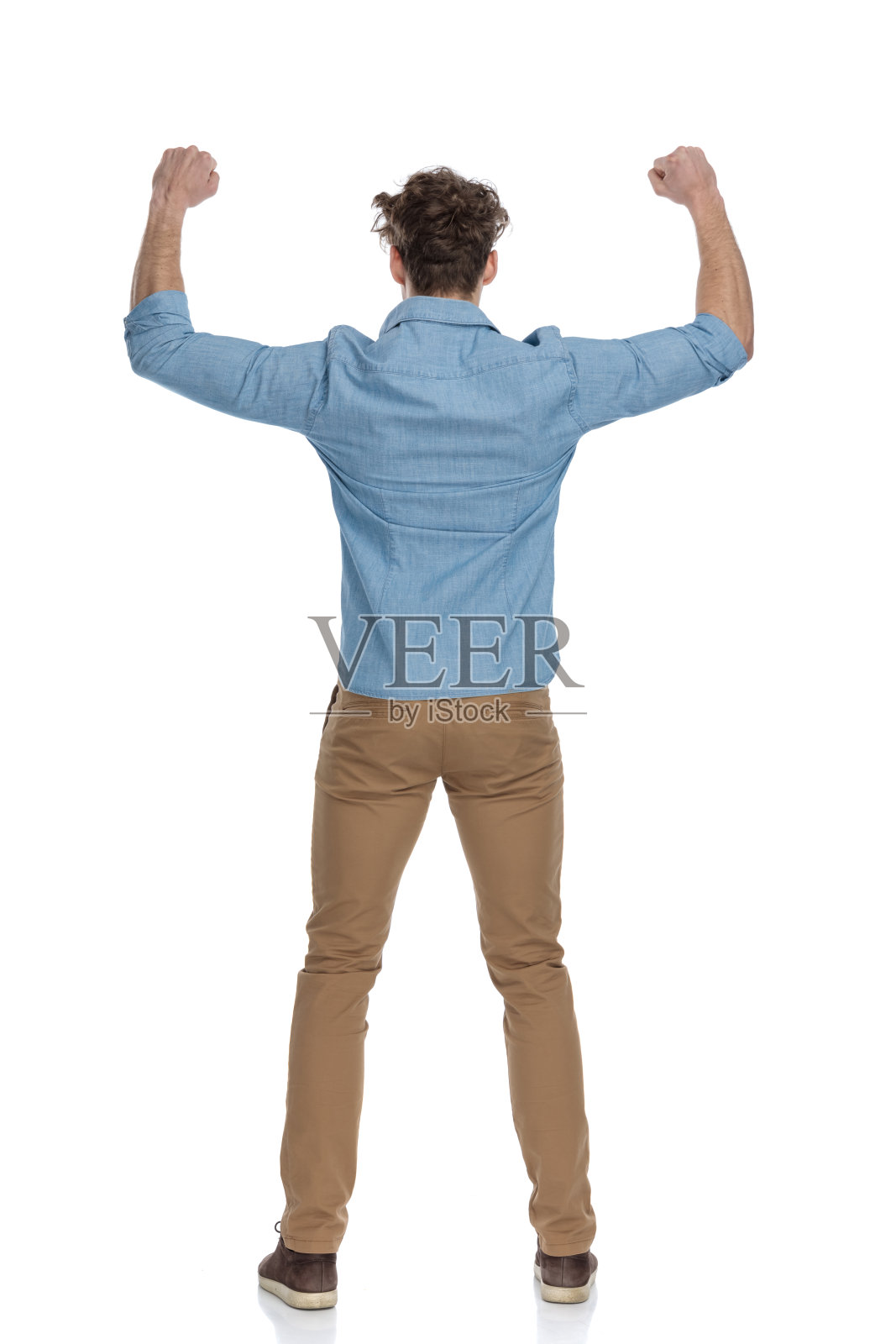 穿着牛仔衬衫的热情男子在空中举着手臂照片摄影图片