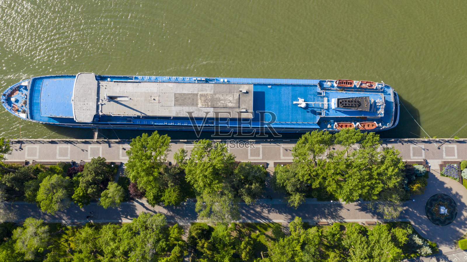 俄罗斯，顿河畔罗斯托夫，城市沿海部分全景，鸟瞰图，顿河。河船，从上往下看照片摄影图片