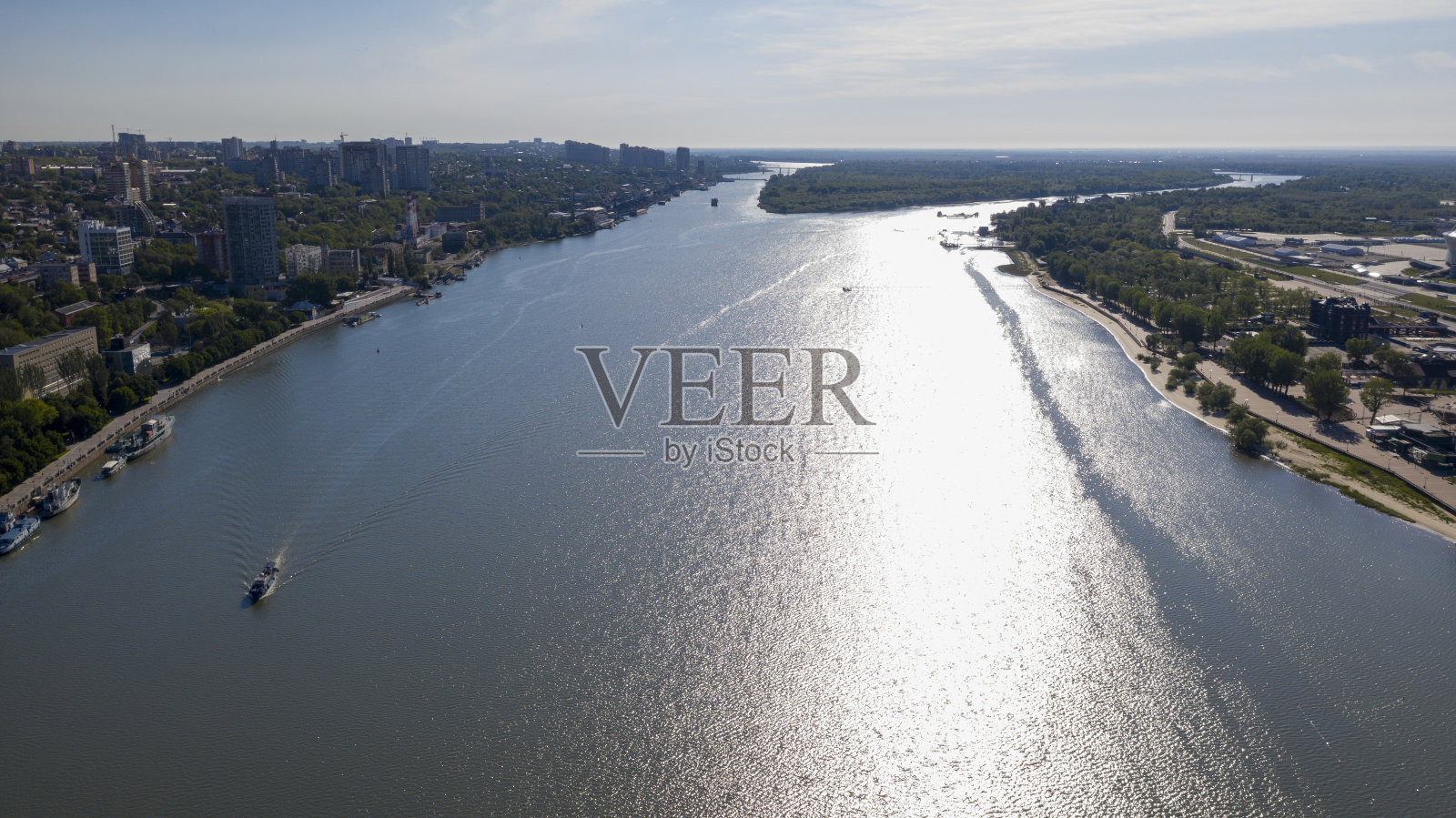 俄罗斯，顿河畔罗斯托夫，城市沿海部分全景，鸟瞰图，顿河。河船，从上往下看照片摄影图片