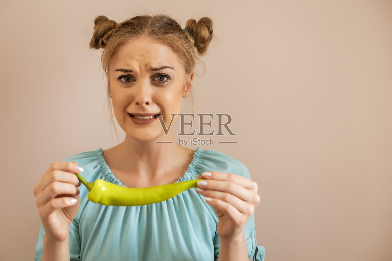 拿着辛辣青椒的女人照片摄影图片