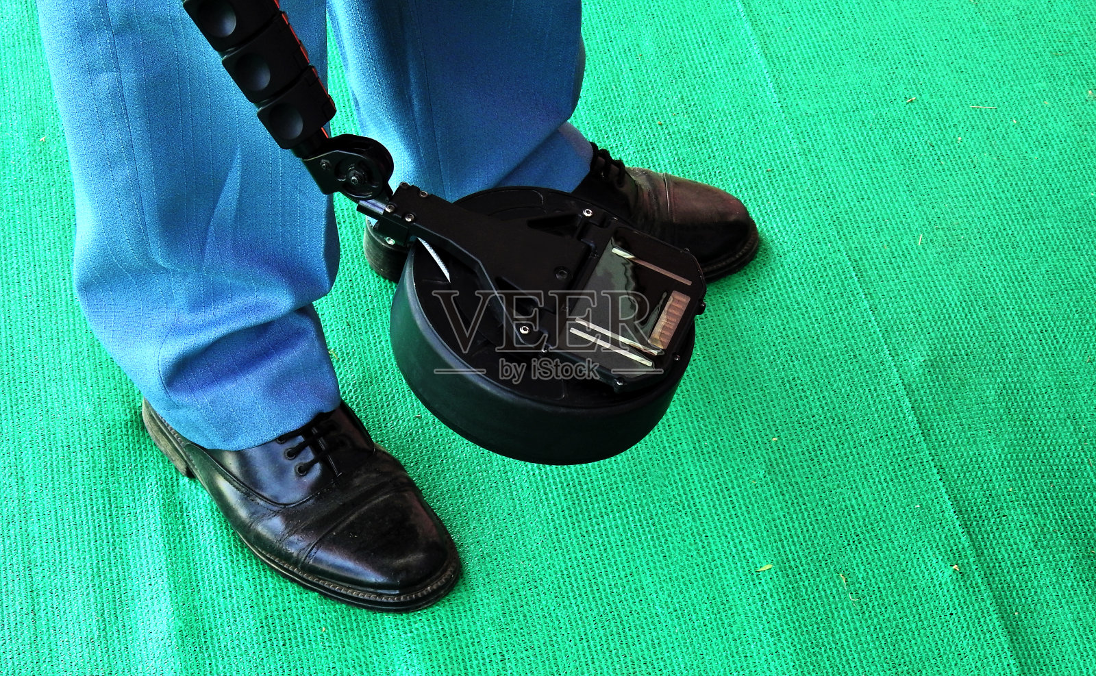 一个人持有金属探测器的观点照片摄影图片