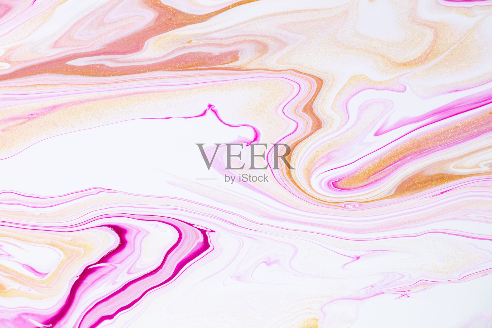 流体艺术纹理。背景与抽象彩虹色油漆效果。液体丙烯画与艺术混合颜料。可用于横幅或墙纸。珊瑚色，金色和白色。照片摄影图片