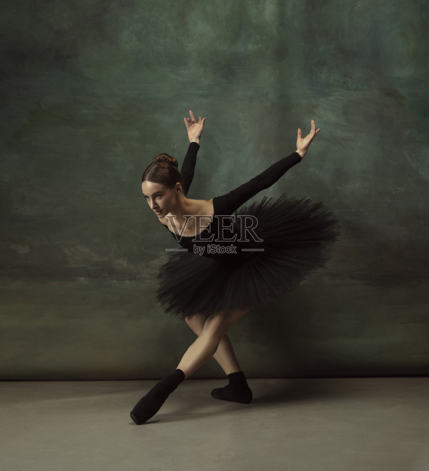 年轻优雅温柔的芭蕾舞女演员在黑暗的工作室背景照片摄影图片