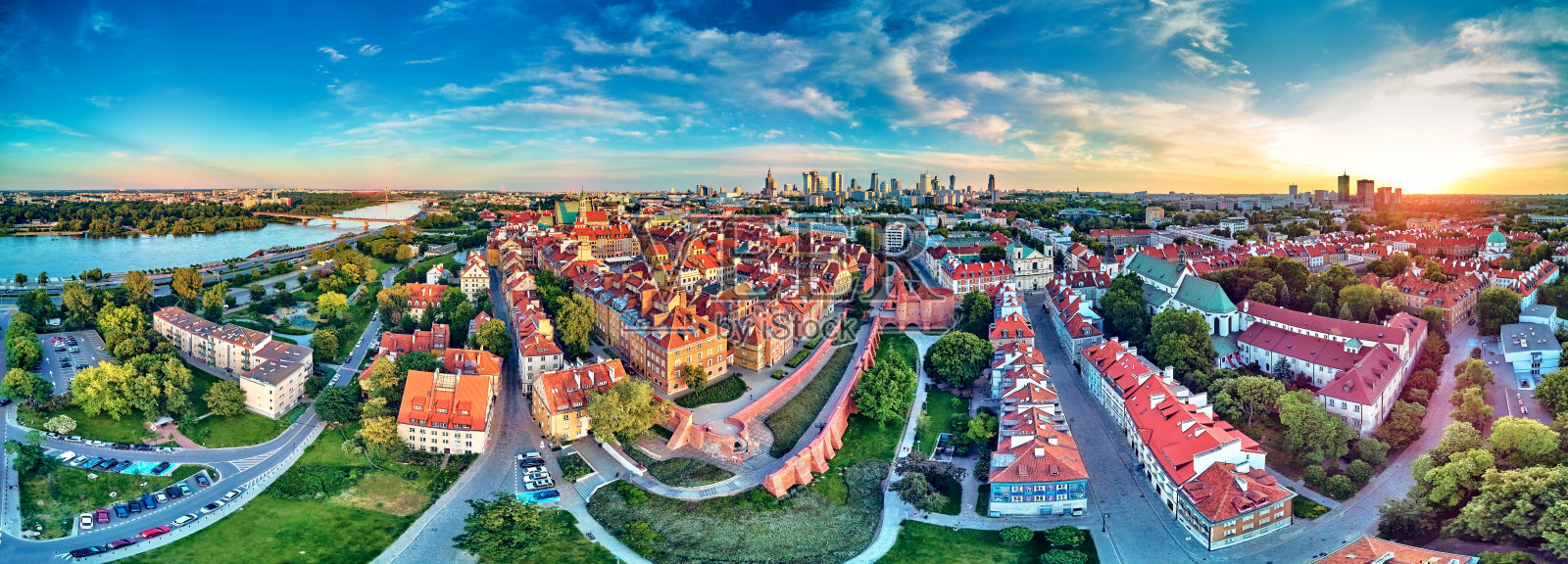 美丽的全景无人机俯瞰华沙老城区，现代摩天大楼在地平线上，皇家城堡，广场和西格斯蒙德三世瓦萨柱日落，波兰照片摄影图片