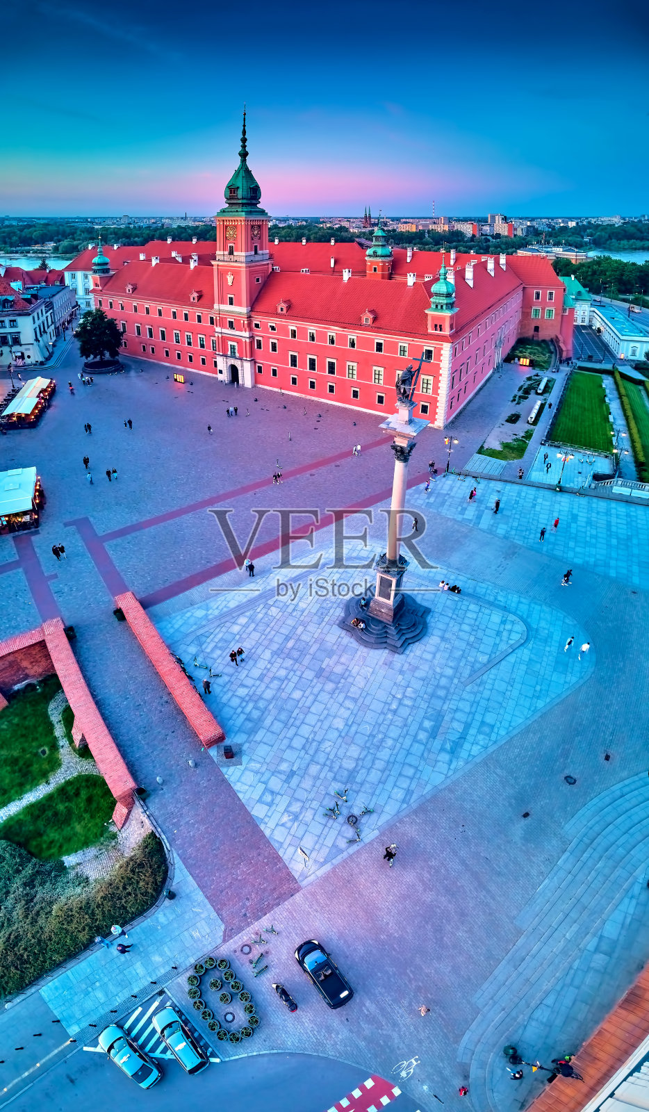 美丽的全景无人机俯瞰华沙老城(POL: Stare Miasto)，皇家城堡，广场和西格斯蒙德三世瓦萨柱日落，波兰照片摄影图片