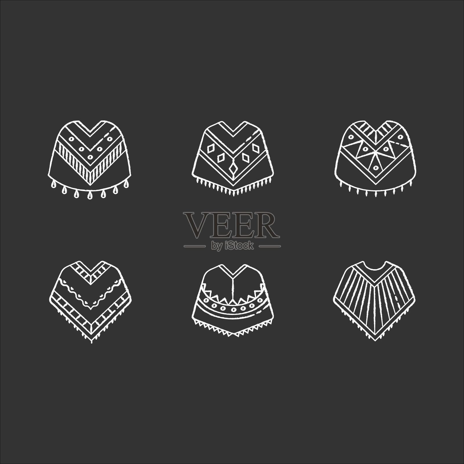 雨披粉笔白色图标设置在黑色背景。墨西哥，秘鲁，巴西的服装。西班牙民族的衣服。传统的服装。简单的印度外套。孤立矢量黑板插图插画图片素材