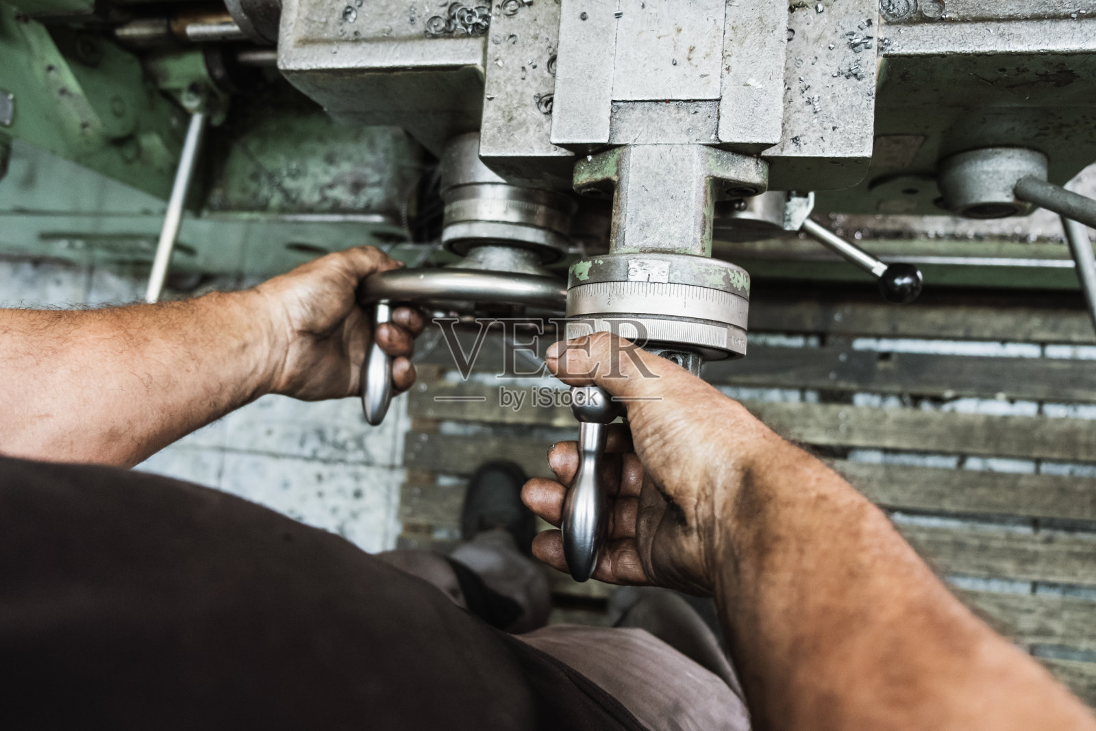 工业手工工人的特写照片摄影图片