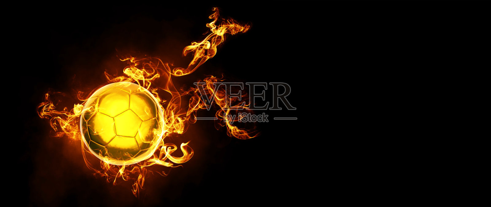 足球在绿色的操场上。足球的概念照片摄影图片