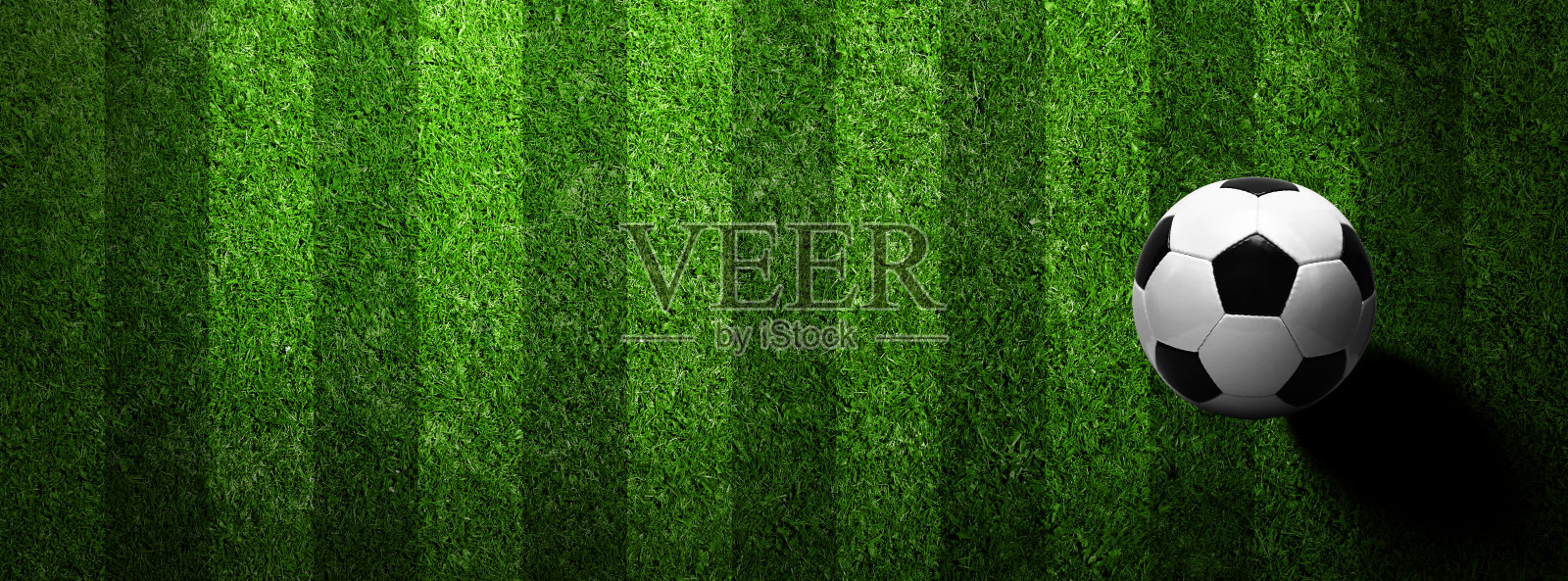 足球在绿色的操场上。足球的概念照片摄影图片