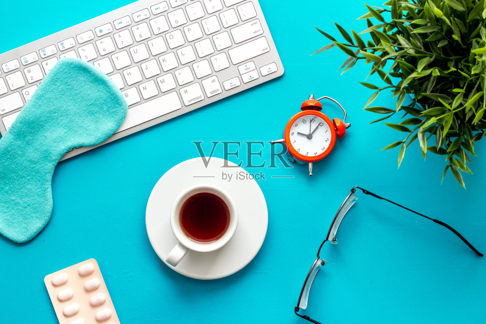 睡在办公桌上。概念睡眠面具和笔记本电脑俯视图在蓝色照片摄影图片