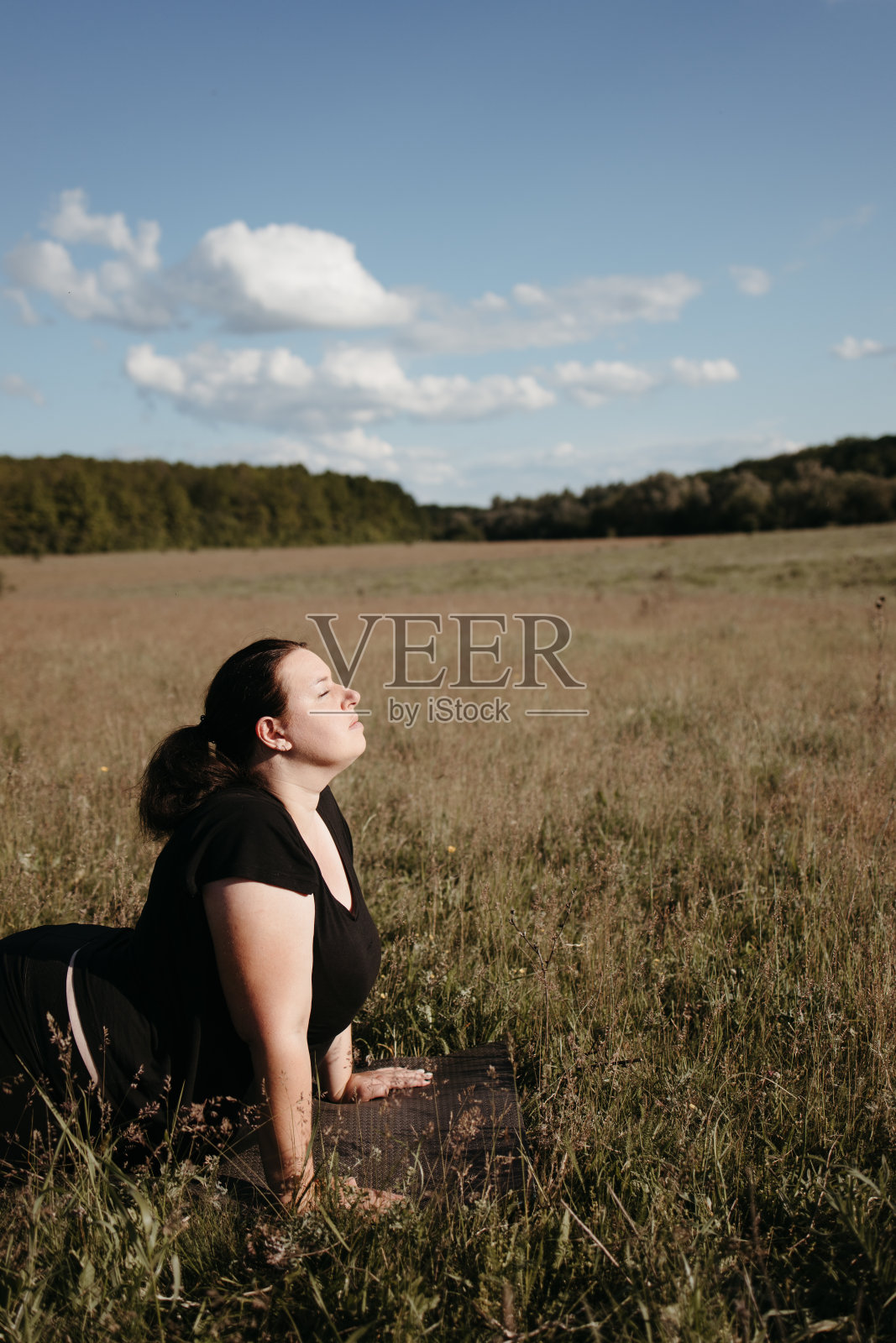 超重妇女在户外运动照片摄影图片