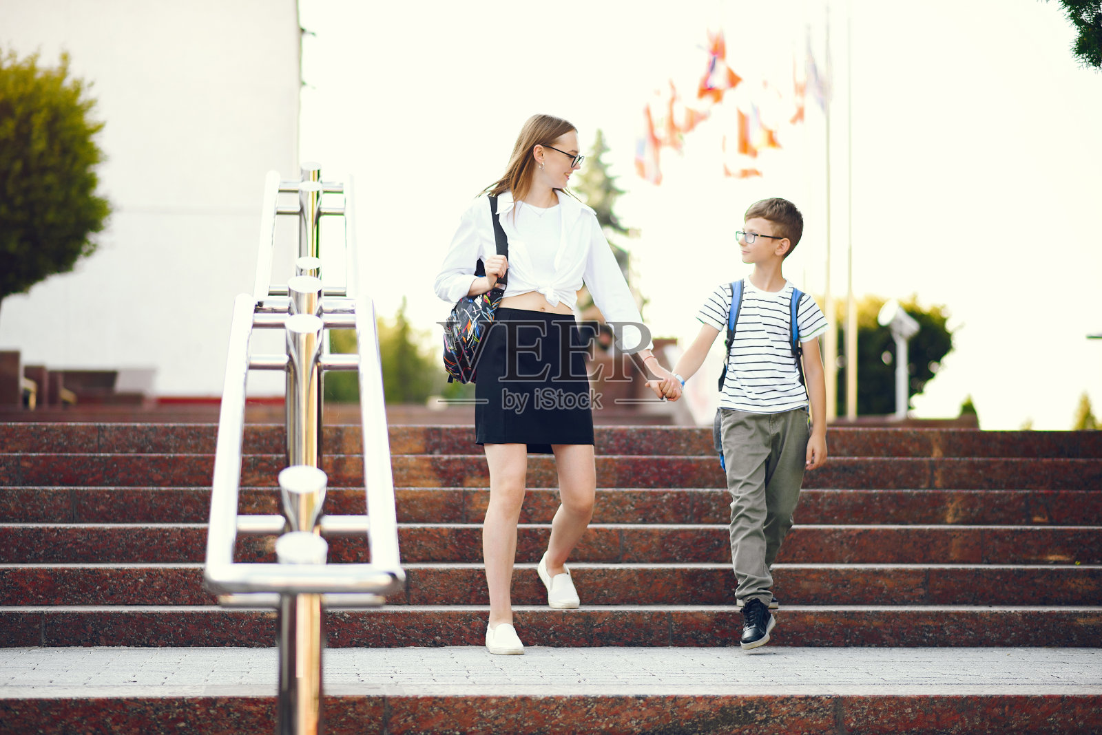 一个成年的妹妹和她的弟弟在学校附近照片摄影图片